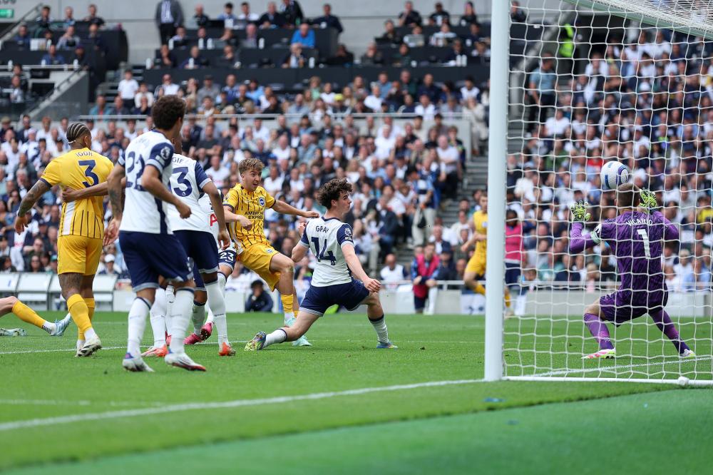 门将精彩救险，引领球队渡过危机